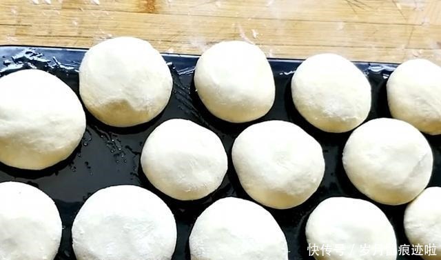 春天,面粉别再蒸馒头了,试试此做法,暄软劲道,好吃又顶饱