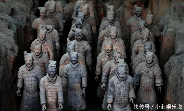 秦始皇伟岸雄奇,身高2米,天庭饱满,大眼睛,