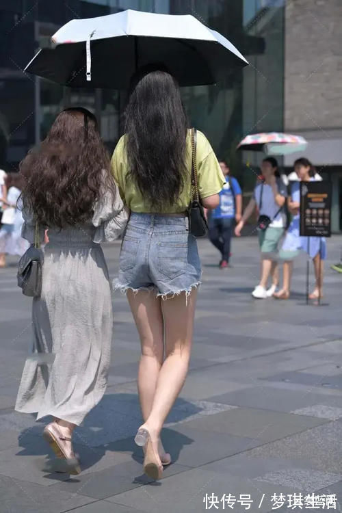 时尚 身姿高挑就是可以任性,清新上衣搭配牛仔短裤,简约靓丽又休闲时尚