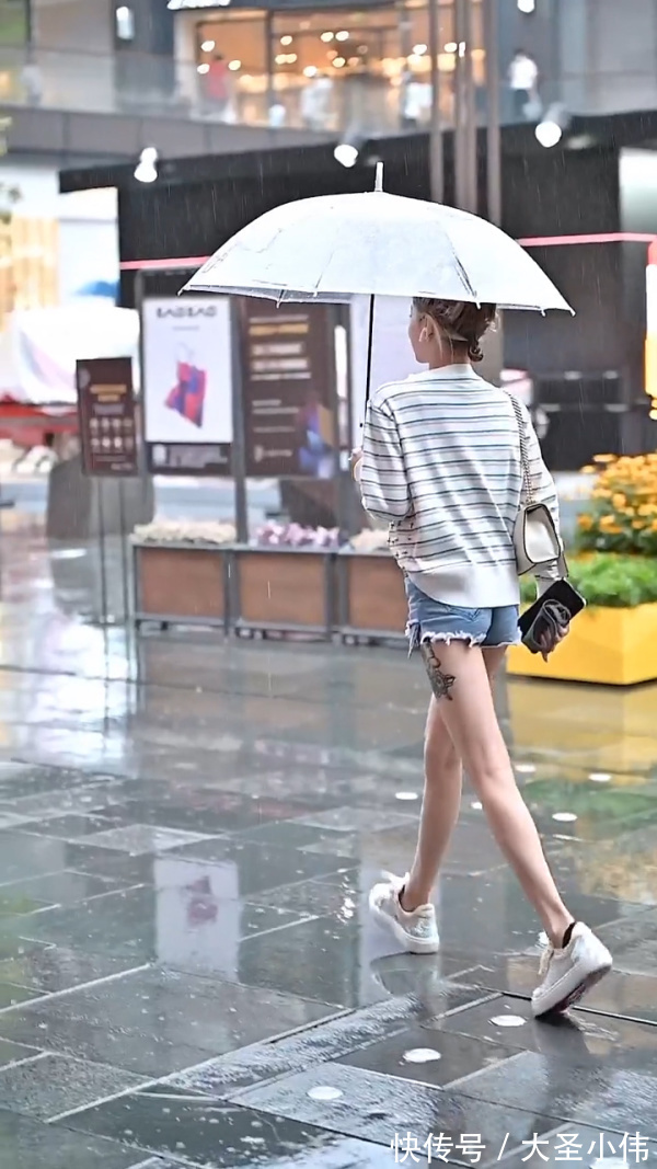 锁骨|美女街拍:白色针织衫+牛仔短裤,展示出小姐姐无尽好气质,锁骨迷人有魅力