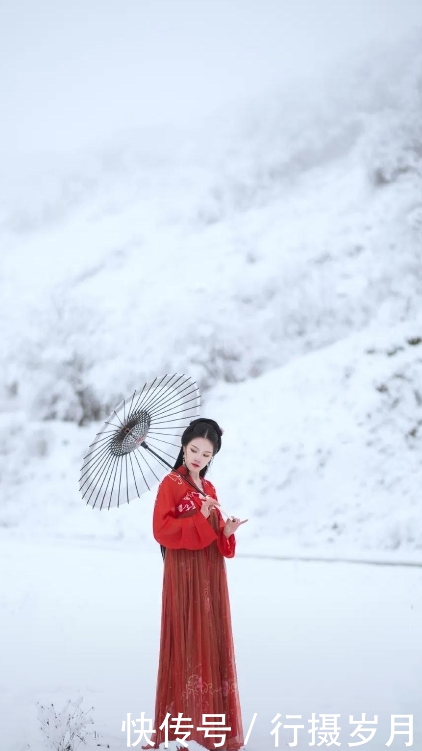 那一抹摇曳的红裙,在心里低吟浅唱