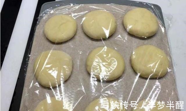 一碗面粉,两个鸡蛋,不用一滴水,5分钟教你做软香的“面包饼”!