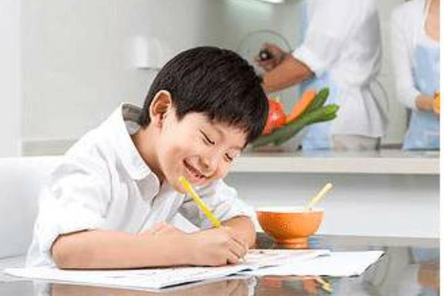 宝宝|宝妈晒孩子洗脚视频,“糊涂宝宝”因此走红,网友:我家的也这样