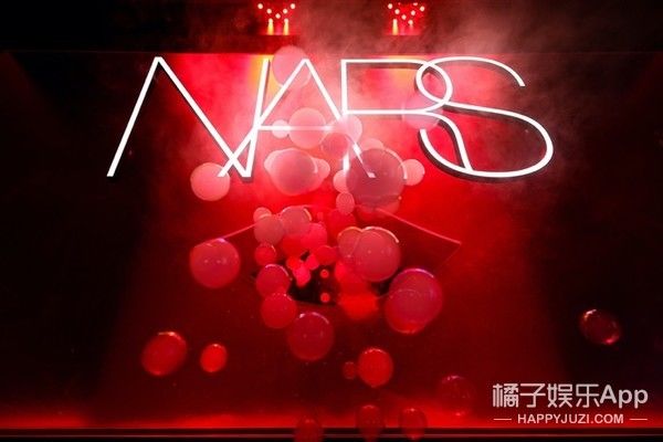 探秘云端 以吻示爱 NARS首个「飞吻空间站」登陆