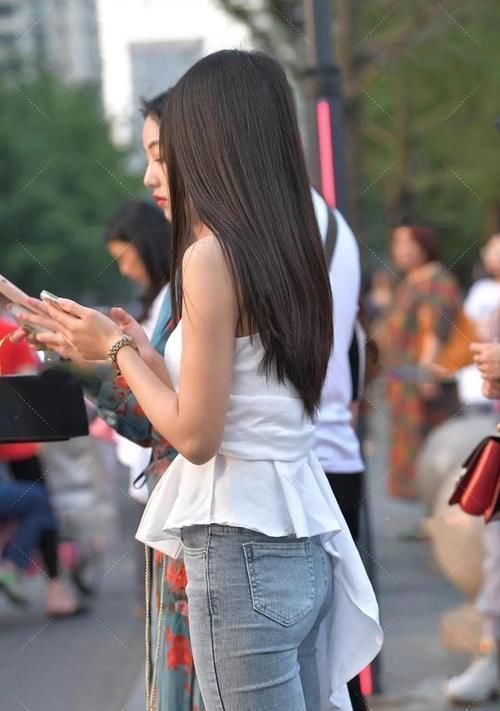 小蛮腰|白色吊带上衣搭配灰色喇叭裤,简单的装扮却穿出了心动的感觉