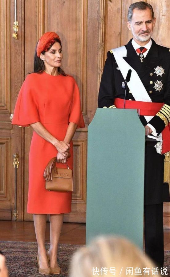 西班牙王后 西班牙王后不容易,红裙配毛领斗篷挺优雅,可光腿穿高跟也太冷了