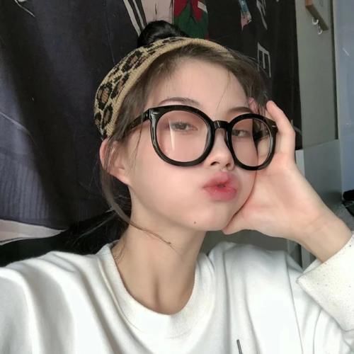 戴眼镜|脸上有这几种特点的女生,戴眼镜很降低颜值,你中了吗