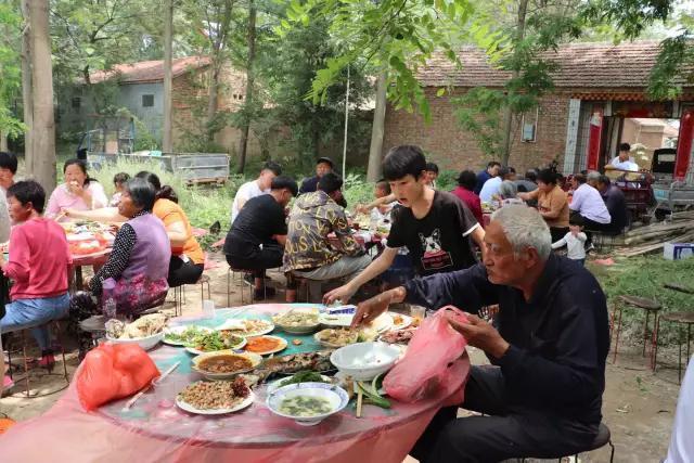 在農(nóng)村吃大席,飯桌上的這幾幕真讓人受不了,我是餓著肚子回家的