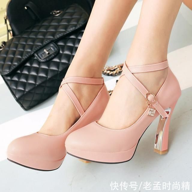 凉鞋|美丽的脚穿上带跟的鞋子,简直太美了