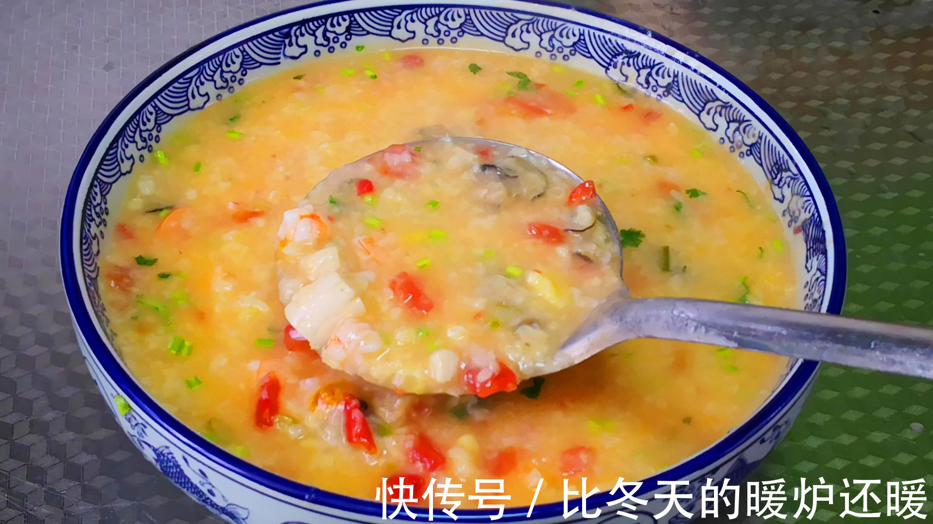 做疙瘩汤别加水搅了,教你一招,疙瘩又小又均匀,好吃好喝好消化