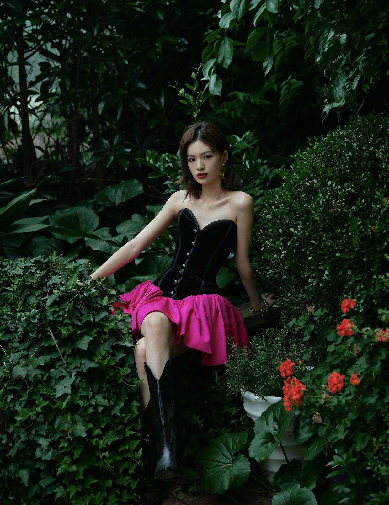 花苞裙|邱天22岁就这么美!穿黑色与玫红色拼接抹胸复古花苞裙,高级时髦
