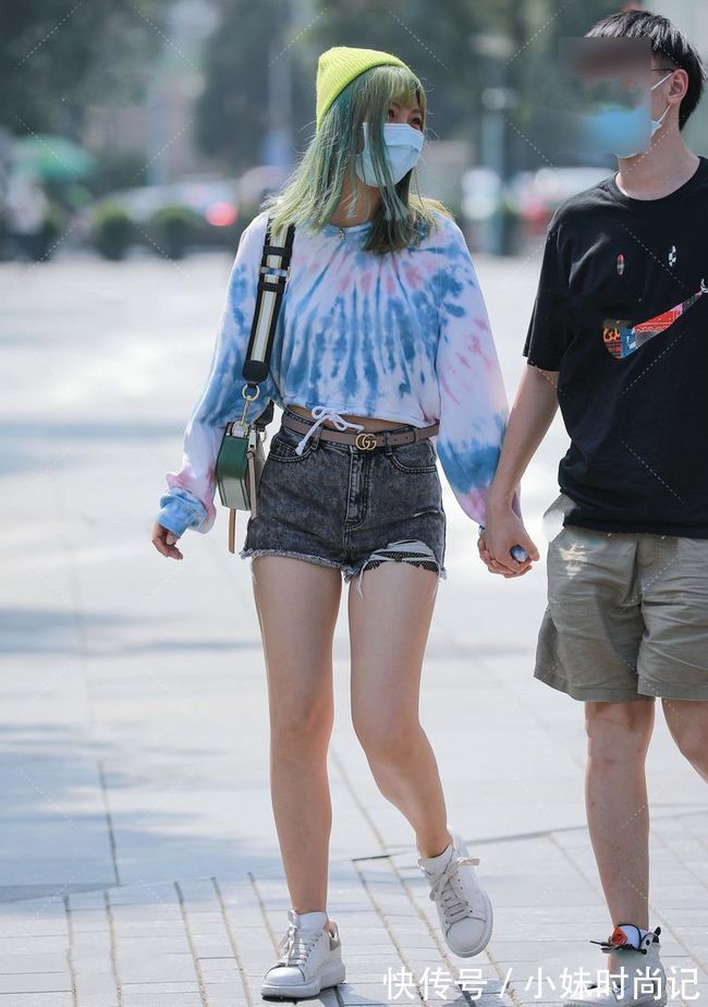 扎染|扎染圆领短款T恤搭配灰色牛仔短裤,年轻女孩的新潮服饰