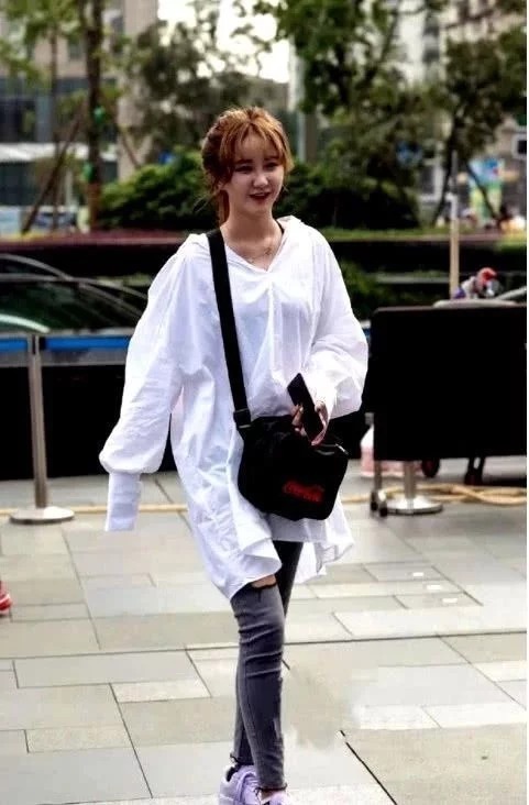 整体造型|时尚美女身穿白色衬衫,搭配灰色破洞牛仔裤,尽显时尚女神魅力