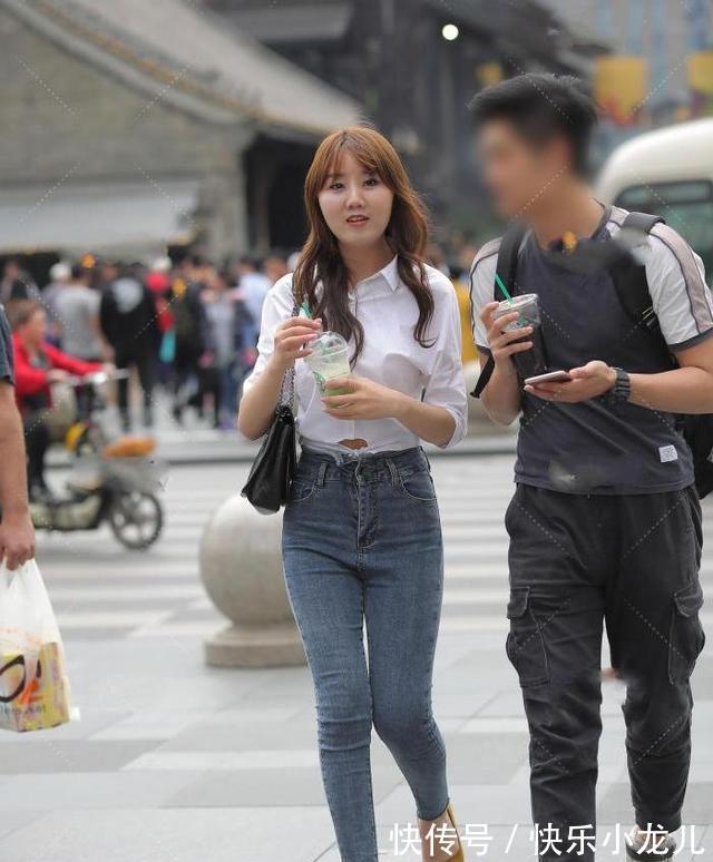 服装 职场女性穿搭都是白色衬衫,想要穿的不同可以搭配一双黄色高跟鞋