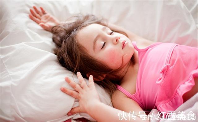 被子|孩子睡觉时若有这3个表现,说明大脑发育好,将来学习差不了
