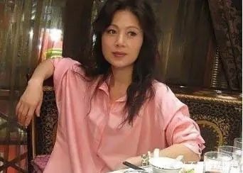 高级|有一种爱情叫做余秋雨和马兰,同样的简约穿搭尽显高级品位