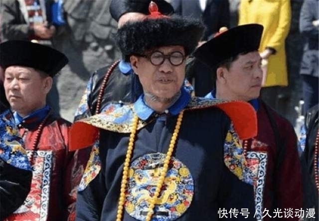 后裔|男子自称乾隆后裔,手上戴价值3亿扳指,经常身着龙袍去祭祖