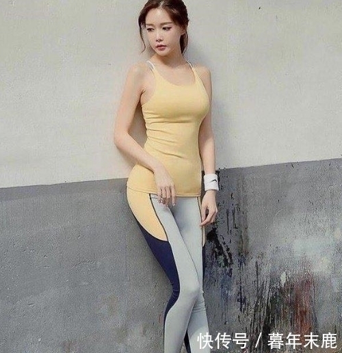利落|清爽利落的打底裤，小姐姐营造出青春活力的丽人形象，十分漂亮