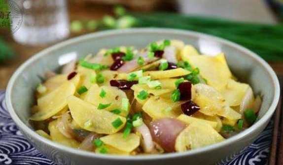 1个洋葱加2个土豆,教你新吃法,每天炒一盘,开胃又解馋