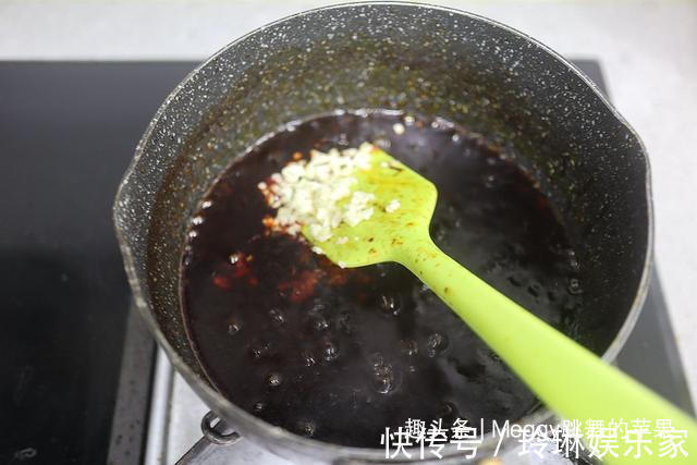 教你一款万能香辣酱,拌面卷饼炒肉丁全都用得上,每月我必熬2回