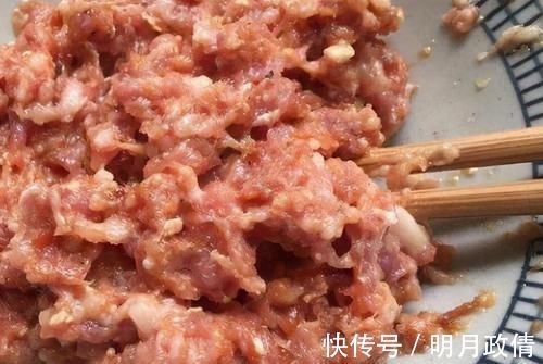 鲜味|拌饺子馅时,有人用生油有人用熟油,做错了,难怪饺子鲜味不足