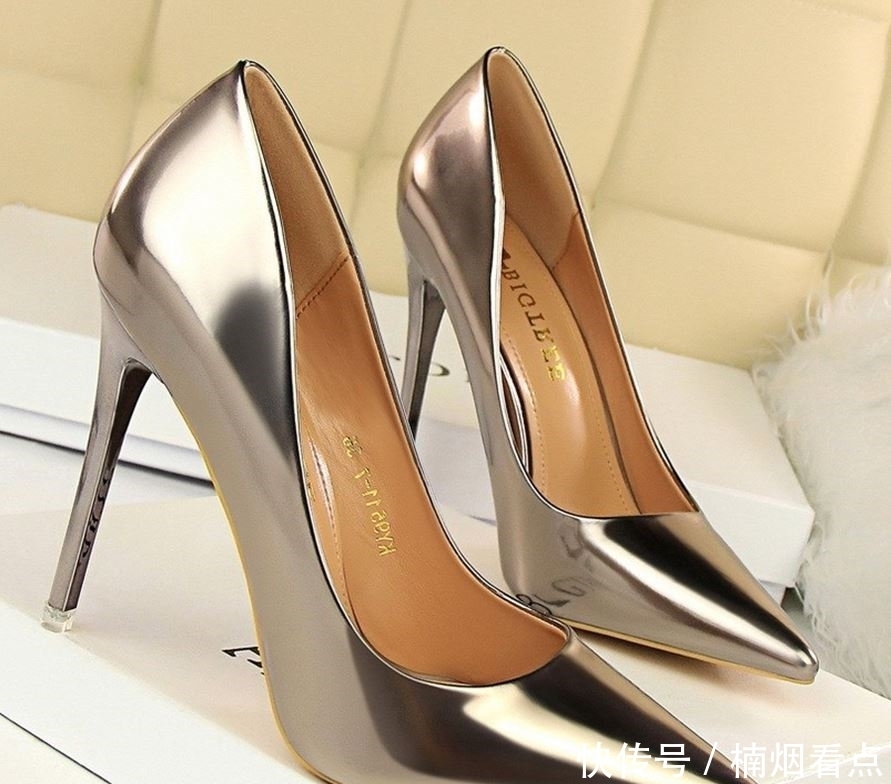 超高跟绒面|女人最爱的丝袜,一定要配“高跟鞋”穿,瞬间变成气质女王范