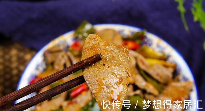 猪肝|爆炒猪肝，焯水去腥是大忌，教你正确做法，猪肝嫩滑不柴不粉