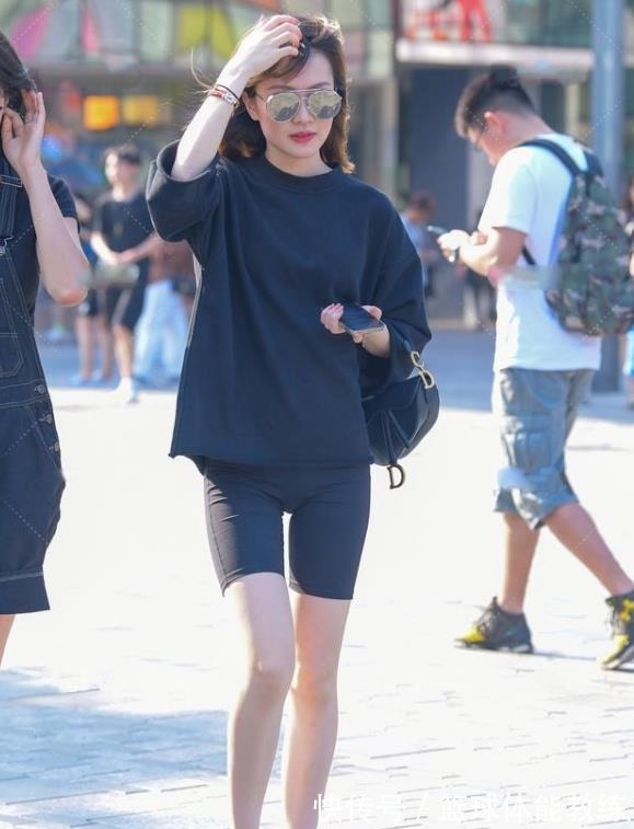 女性 打底裤穿出女性自信美，个性的搭配让你产生“优越感”！