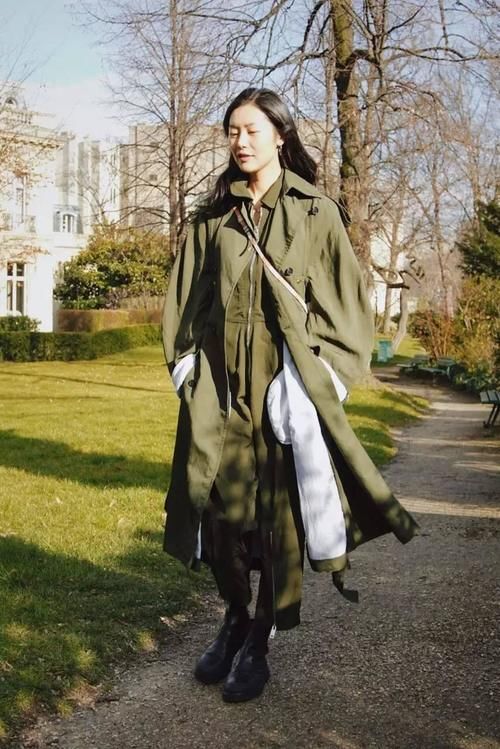  刘雯|风衣里面穿什么？看看刘雯的私服，时髦慵懒又气质，照着穿准没错