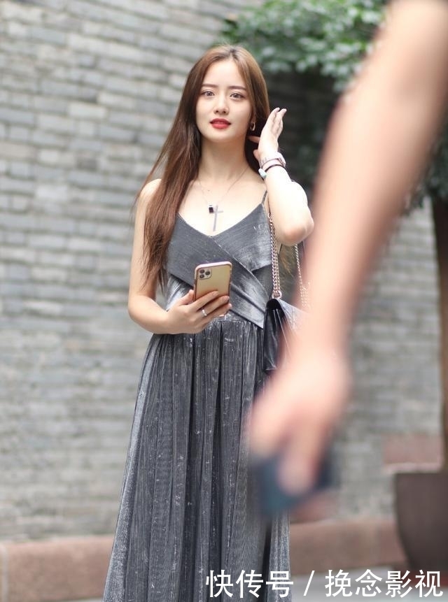 连衣裙的打扮显出典雅气质,穿出不同的感觉