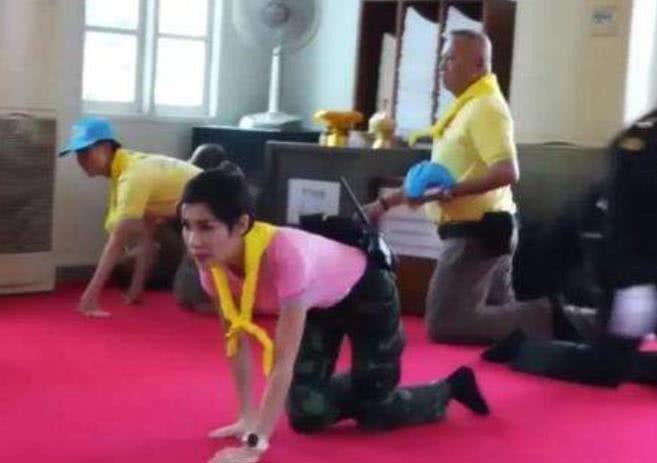 泰国|诗妮娜贵妃册封大典,3个晚辈却一脸不屑,失宠被废早有预兆