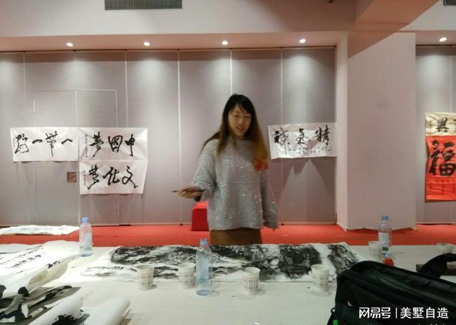 画家#赵美舒在北京保利国际会展中心展览现场即兴书法画山水，被赞好笔