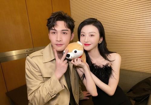 随后张彬彬晒出了和景甜的合照,照片中的两个人头部紧紧依偎在一起,手