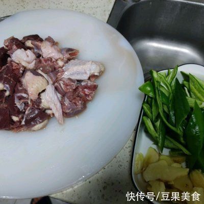 足饭|#巨下饭的家常菜#青椒焖鸭这么做，吃前一定备足饭