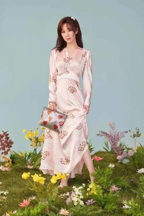 花娇|被小姐姐惊艳到了，穿粉色V领长裙曲线迷人，人比花娇