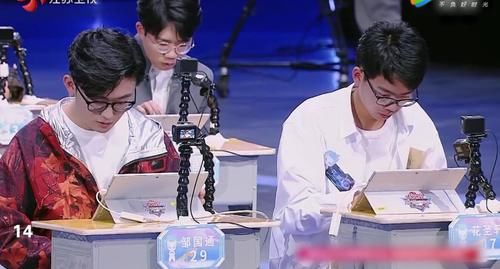 关睿怡指出了选手敢怒不敢言的问题，薛兆丰却当场甩锅，太尴尬了