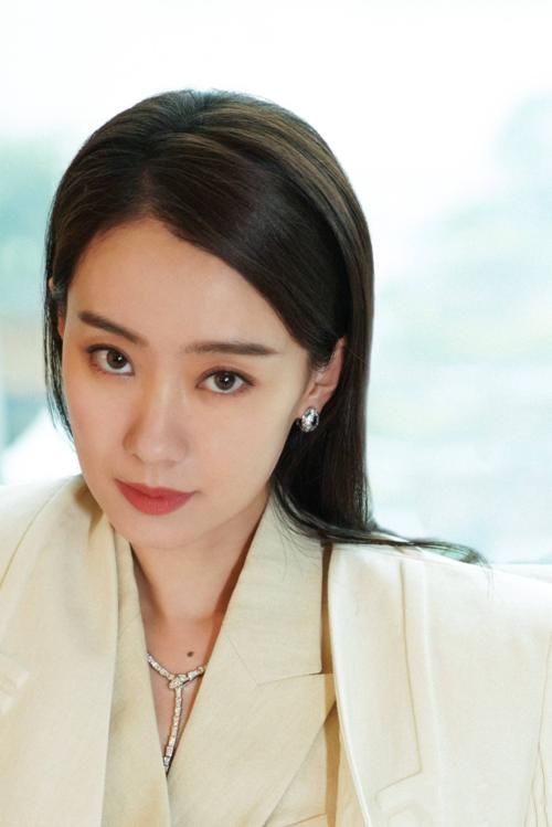 珠宝再贵终须人佩，走过低谷和狼狈总有一件珠宝陪你绽放