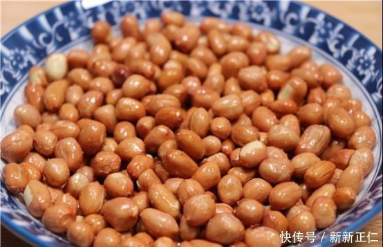 炒花生米时，千万不要只放油，关键这一步，花生米又香又脆不返潮