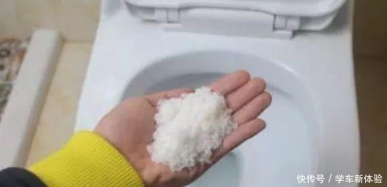 马桶里撒一点，不管多厚的黄渍，一冲立马干净，省钱又省事！