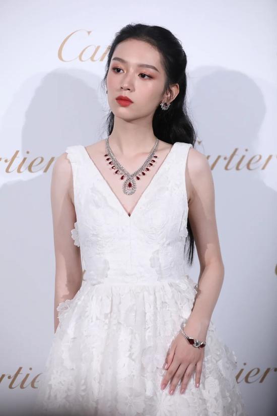 粉底|甜美“射手”周也的脸上 就没有难用的粉底吗?