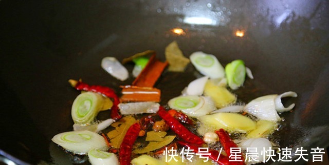 汤汁|面片鸡的做法，软糯粘牙，能当主食，又能当配菜，汤汁拌饭香！