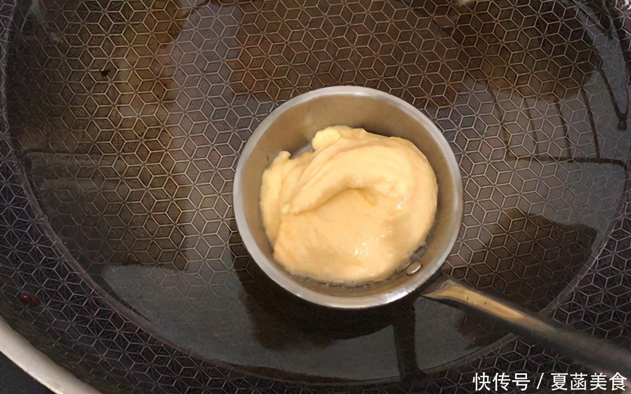 秋天独有的美食,柿子加点面粉搅一搅,手不沾面,酥香又爽口