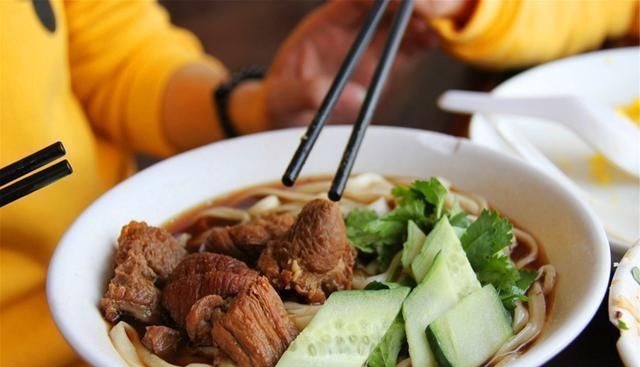 张奶奶|一碗“毒面条”害了很多孩子,父母却洋洋得意,毫不自知反省