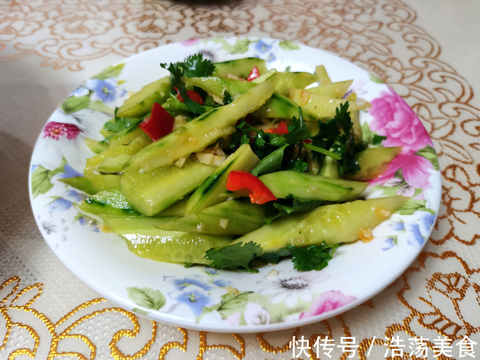 吃肉|大锅炖肉大盆上肉，手抓着排骨大口吃肉，这吃法解馋