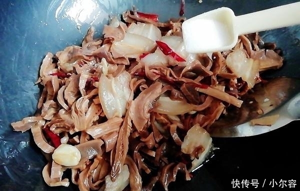 五花肉和“它”天生一对,鲜香不油腻,全家都着迷,上桌就光盘