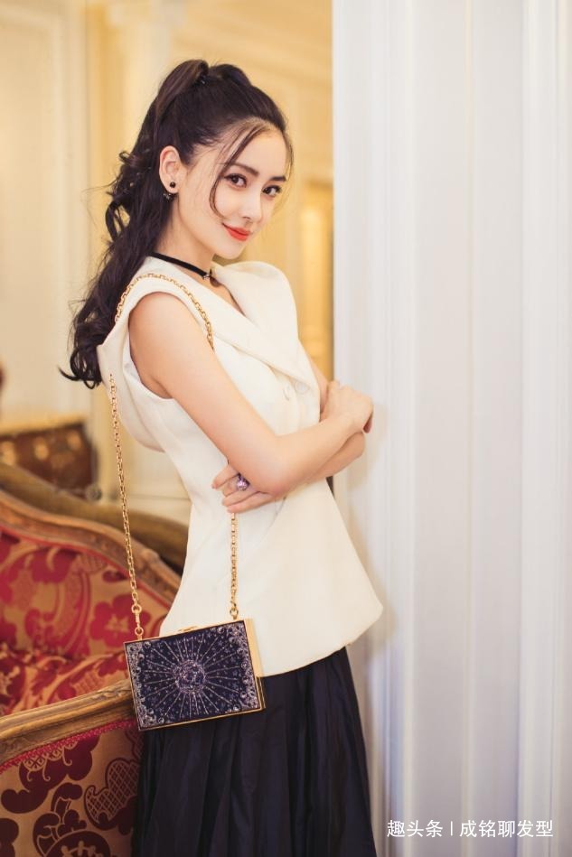 羊毛卷发 女明星做示范,头发扎一半留一半,这些发型好打理还时髦!