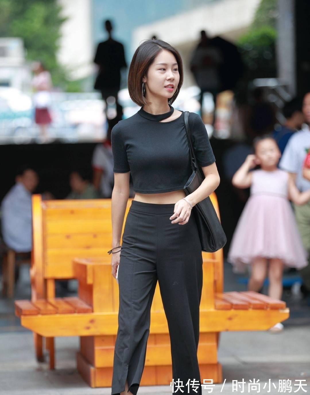 领导 没有比你更会“省事”的,上班就穿这样一双鞋,不怕领导批评吗?