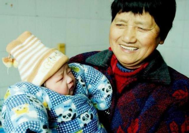 身边人|爸爸叫秋天,爷爷叫秋日,宝妈随口给孩子取的名,民警也拍手称赞