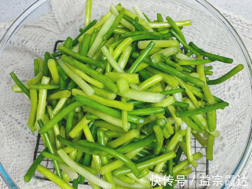 酸辣|多年的腌蒜苔配方,记住“6味3细节”,酸辣脆爽,2小时就能吃