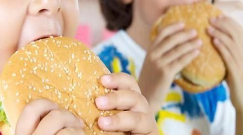 长大|被禁止吃零食的孩子,长大后会有什么样的结局,结果让父母后悔